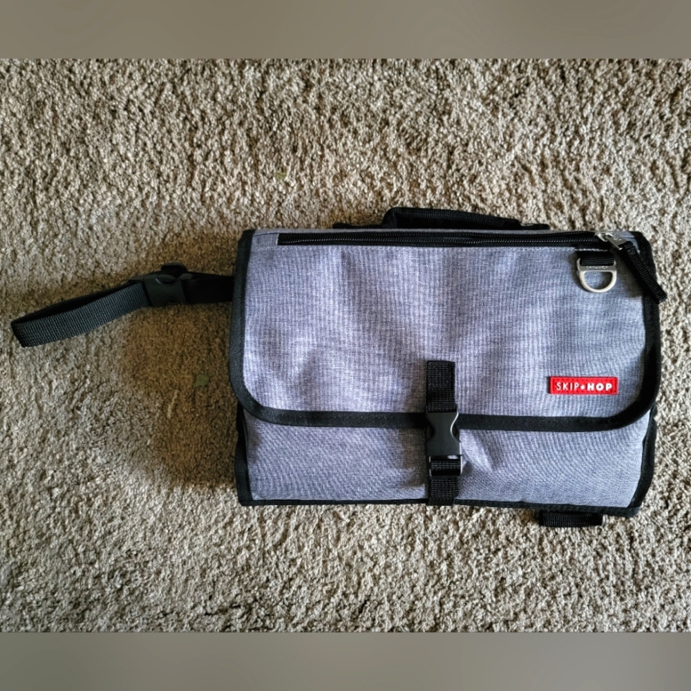 Pronto Signature Changing Station by Skip Hop in heathered gray